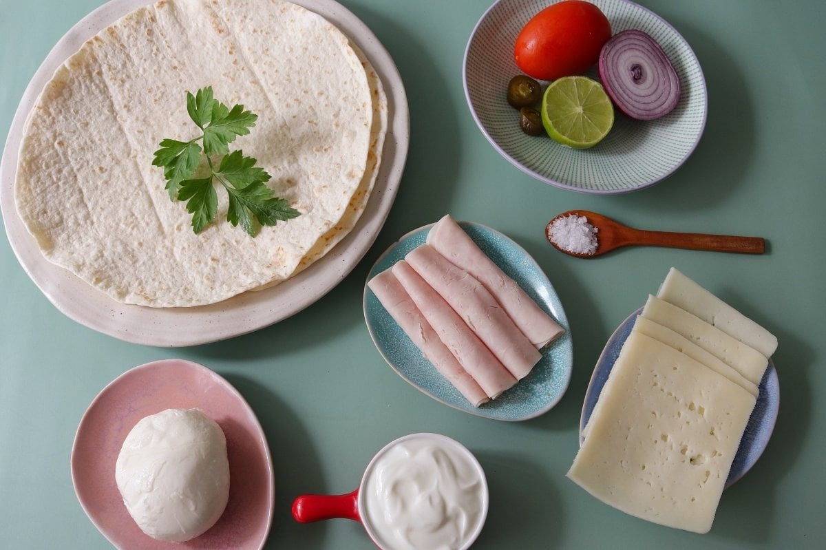 Rolls de jamón y queso en casa.