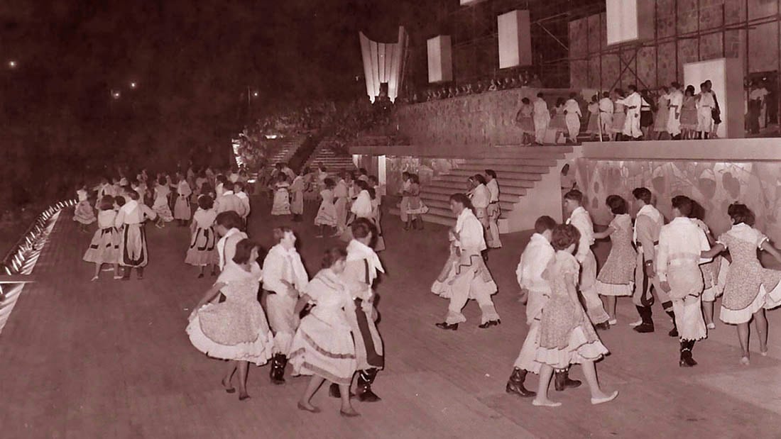 El 9 de marzo del 1963 se realizó por primera vez el acto central de la Fiesta Nacional de la Vendimia en el Teatro griego Frank Romero Day. Se llamó Vendimia inolvidable. Como dato curioso fue que se notó muchas sillas vacías entre el público.
Elba Espósito salió electa como la reina y representó a San Martín.
Fotografía inédita del Archivo General de la Provincia de Mendoza
Foto: Orlando Pelichotti / Los Andes 