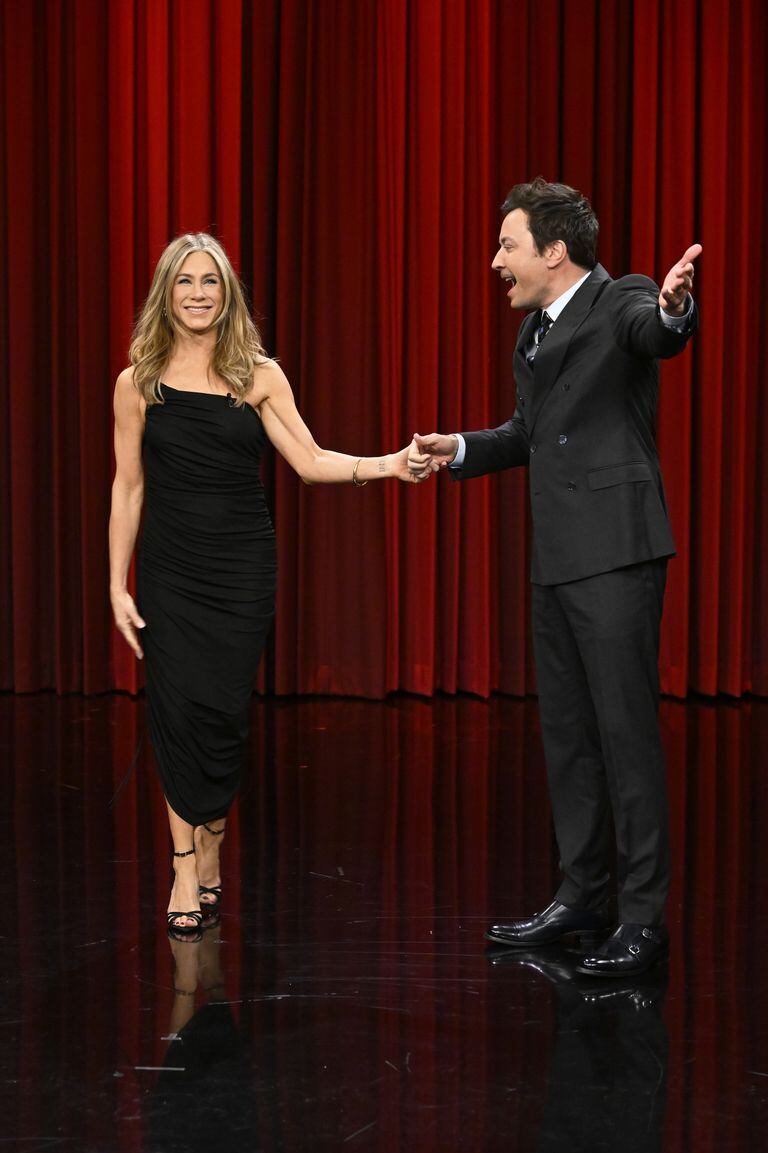 Jennifer Aniston visitó a Jimmy Fallon y el aspecto de su cuerpo llamó la atención.