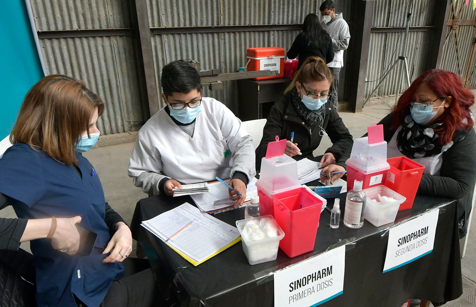 El equipo de vacunadores y voluntarios anotando las cartillas. Foto: Orlando Pelichotti / Los Andes