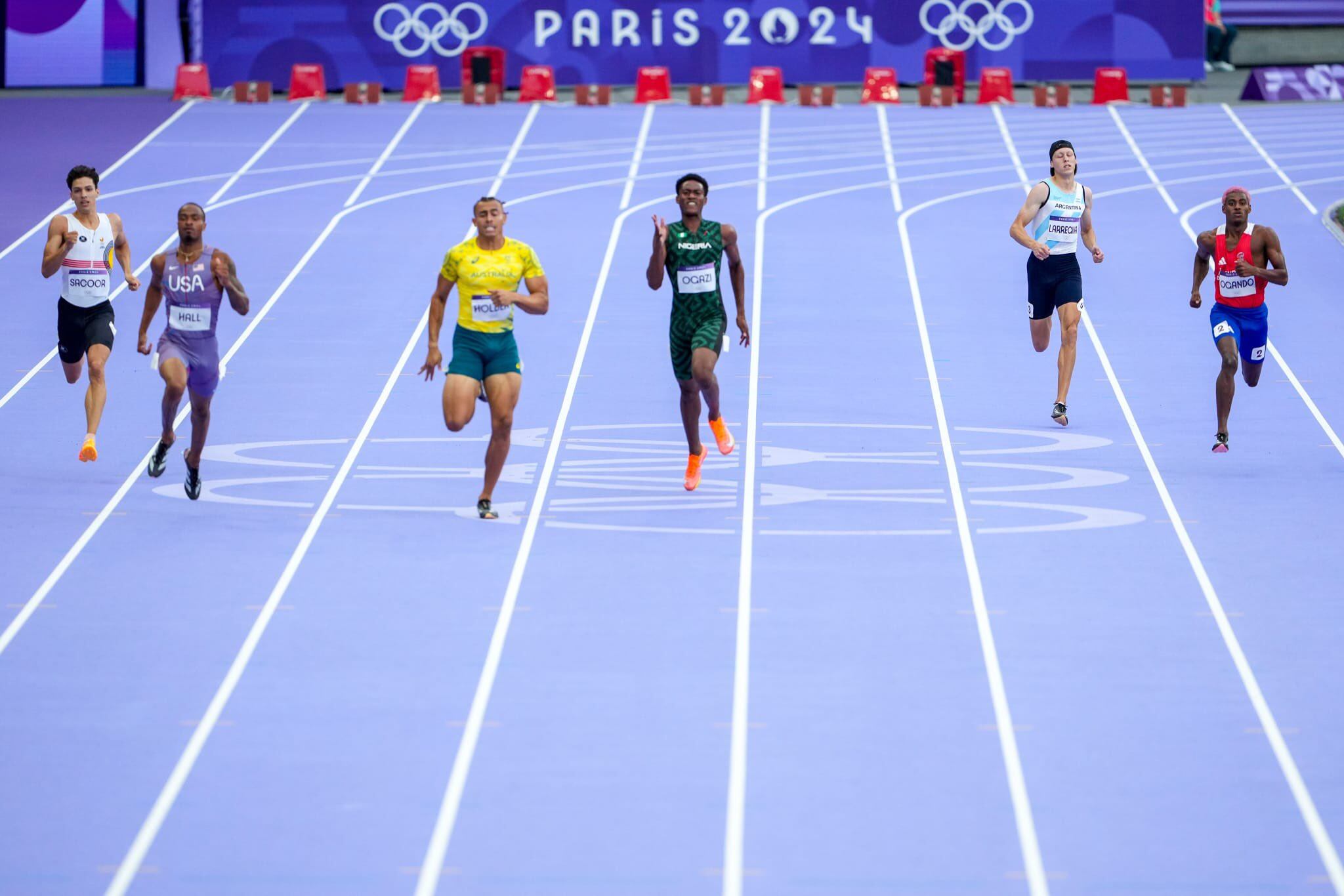 Elián Larregina finalizó 6° en su serie de 400 metros, con un tiempo de 47.80, y competirá en el repechaje por un lugar en las semifinales.