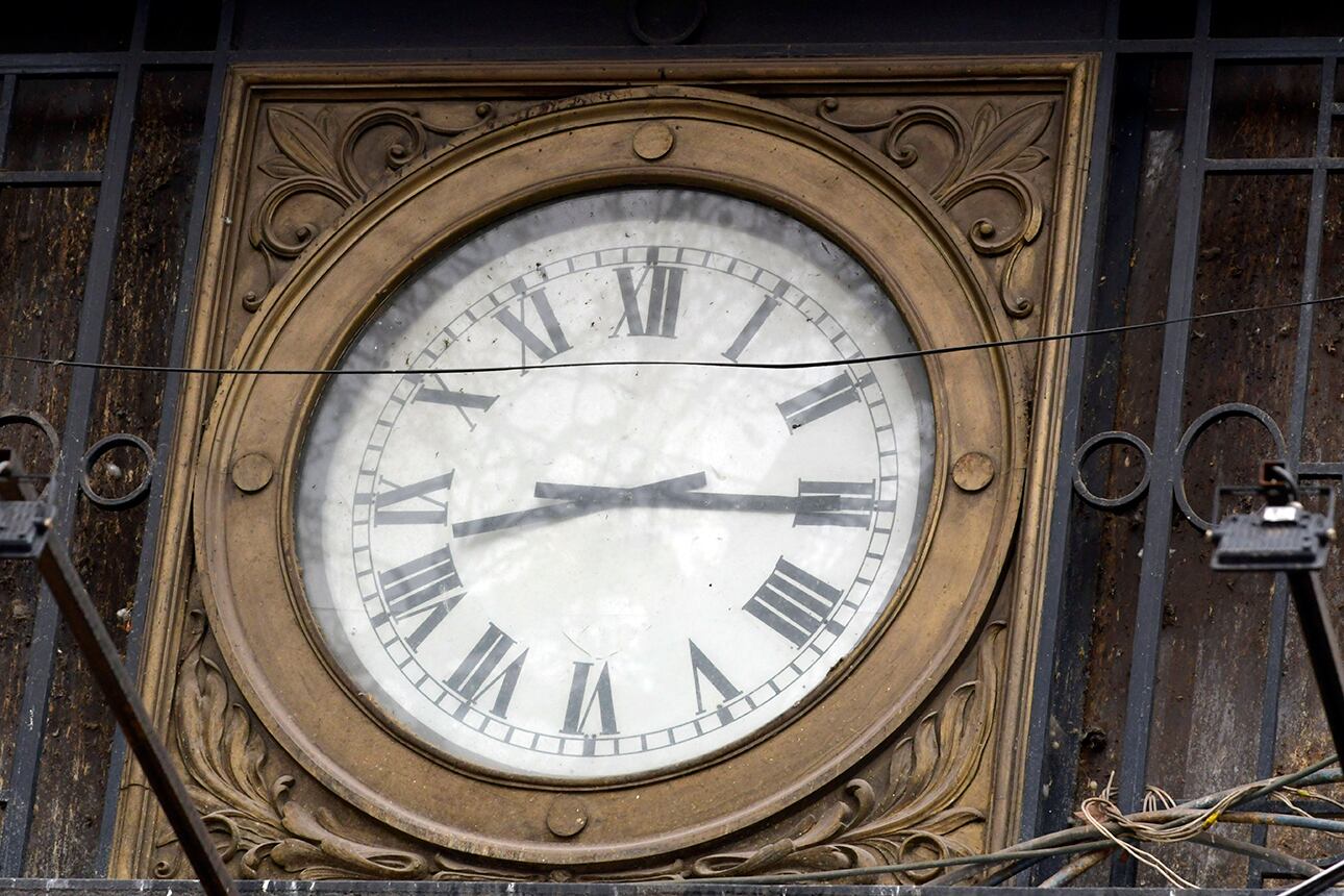 Reloj centenario en avenida Las Heras y avenida San Martín, ex Banco de Londres y Río de la Plata. Foto: Orlando Pelichotti
