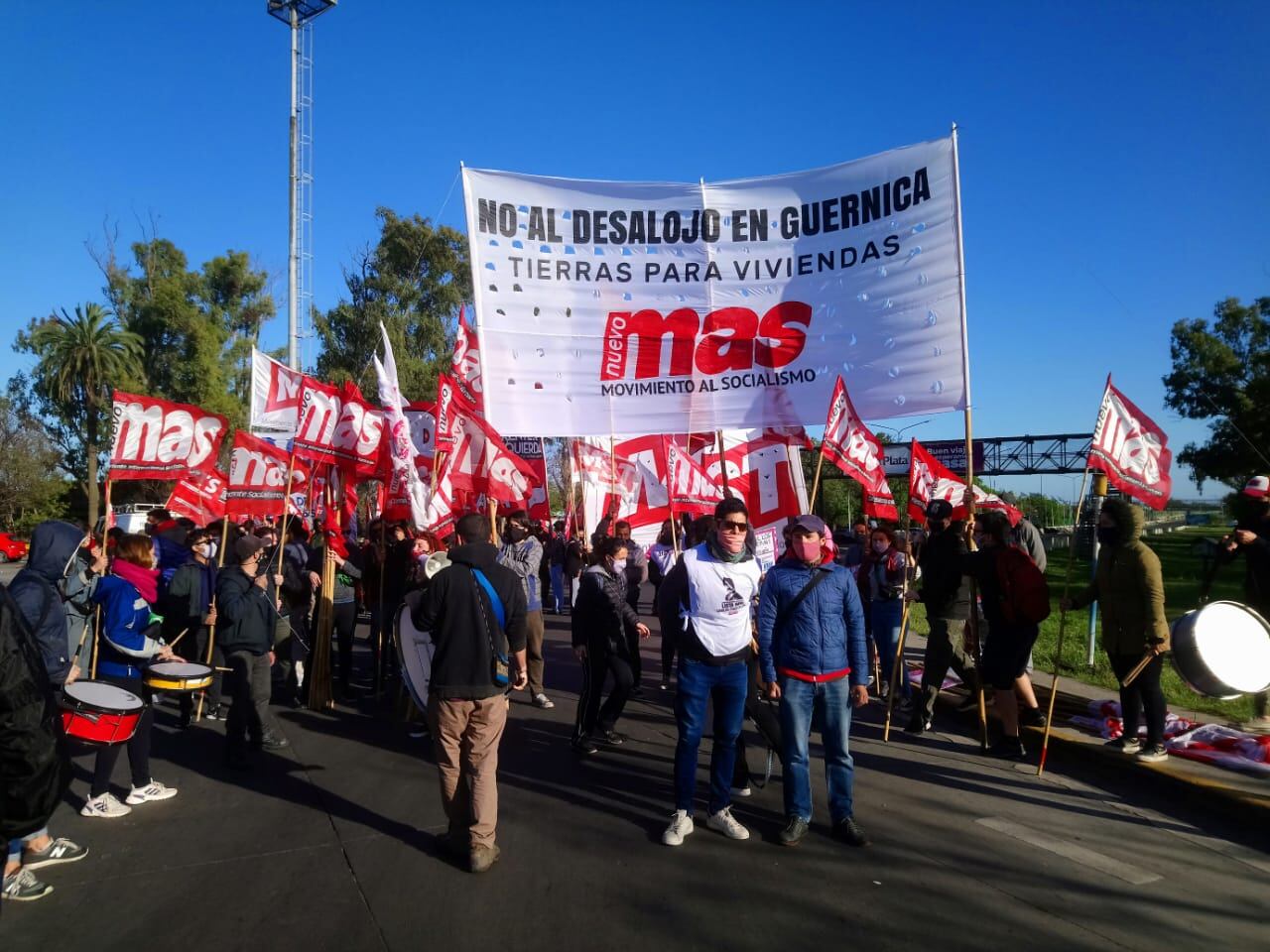 Tensión en Guernica: incidentes entre policías y usurpadores de tierras tras el desalojo