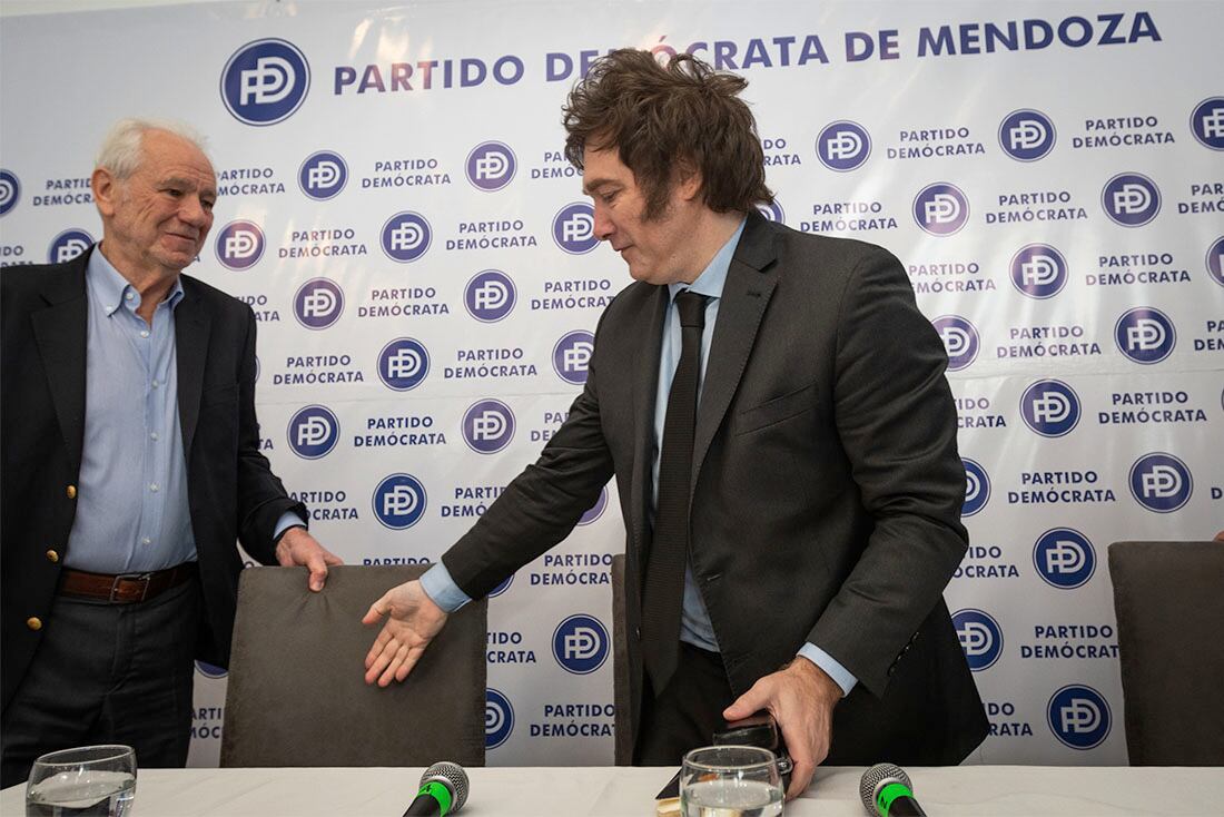 El diputado nacional Javier Milei arribó este viernes a la provincia y se reunió en la sede del Partido Demócrata para hablar sobre la inflación y su campaña de “dolarización”.

Foto: Ignacio Blanco / Los Andes  