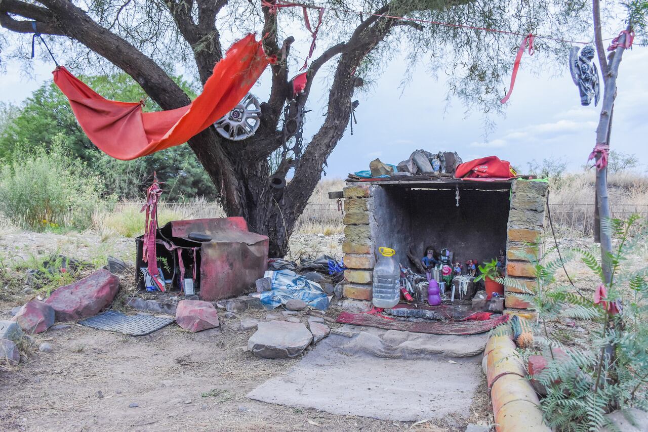 Ritos paganos " El Gauchito Gil "

El Gauchito Gil es una figura religiosa, ​objeto de devoción popular en la Argentina, originado en la provincia de Corrientes

foto: Mariana Villa / Los Andes 