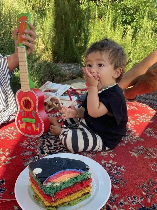 Tao cumplió un año de vida y se lo festejaron en la playa con una torta fabulosa.