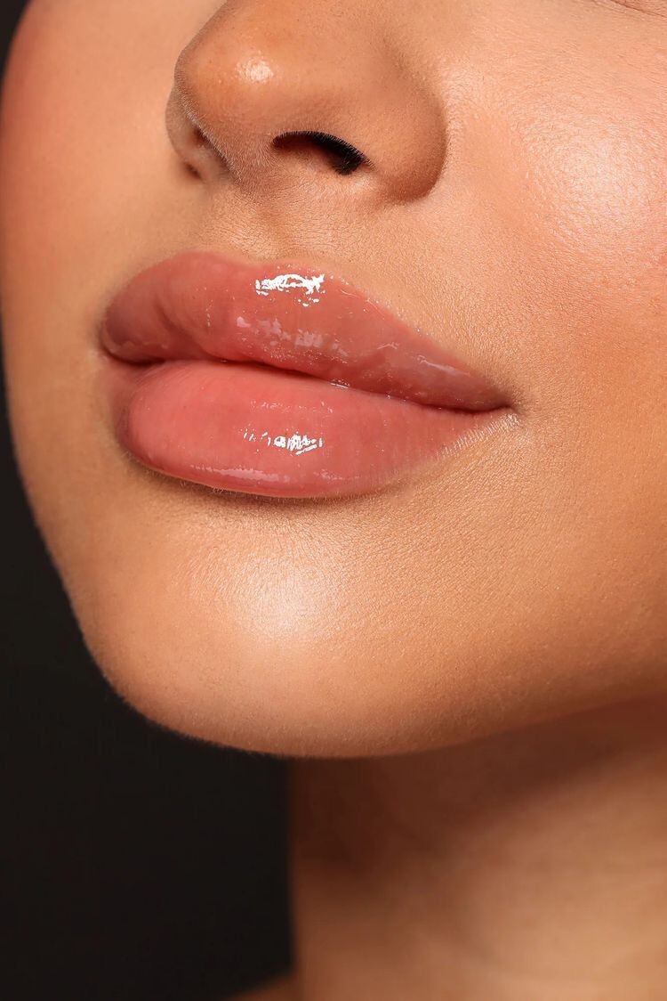 El gloss es un verdadero comodín para armar distintos maquillajes porque podes colocarlo en los labios de la manera que quieras.