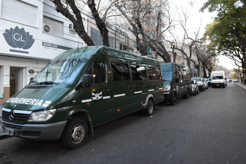 Gendarmes despliegan un fuerte operativo en un edificio céntrico tras denuncia de un prostíbulo VIP.