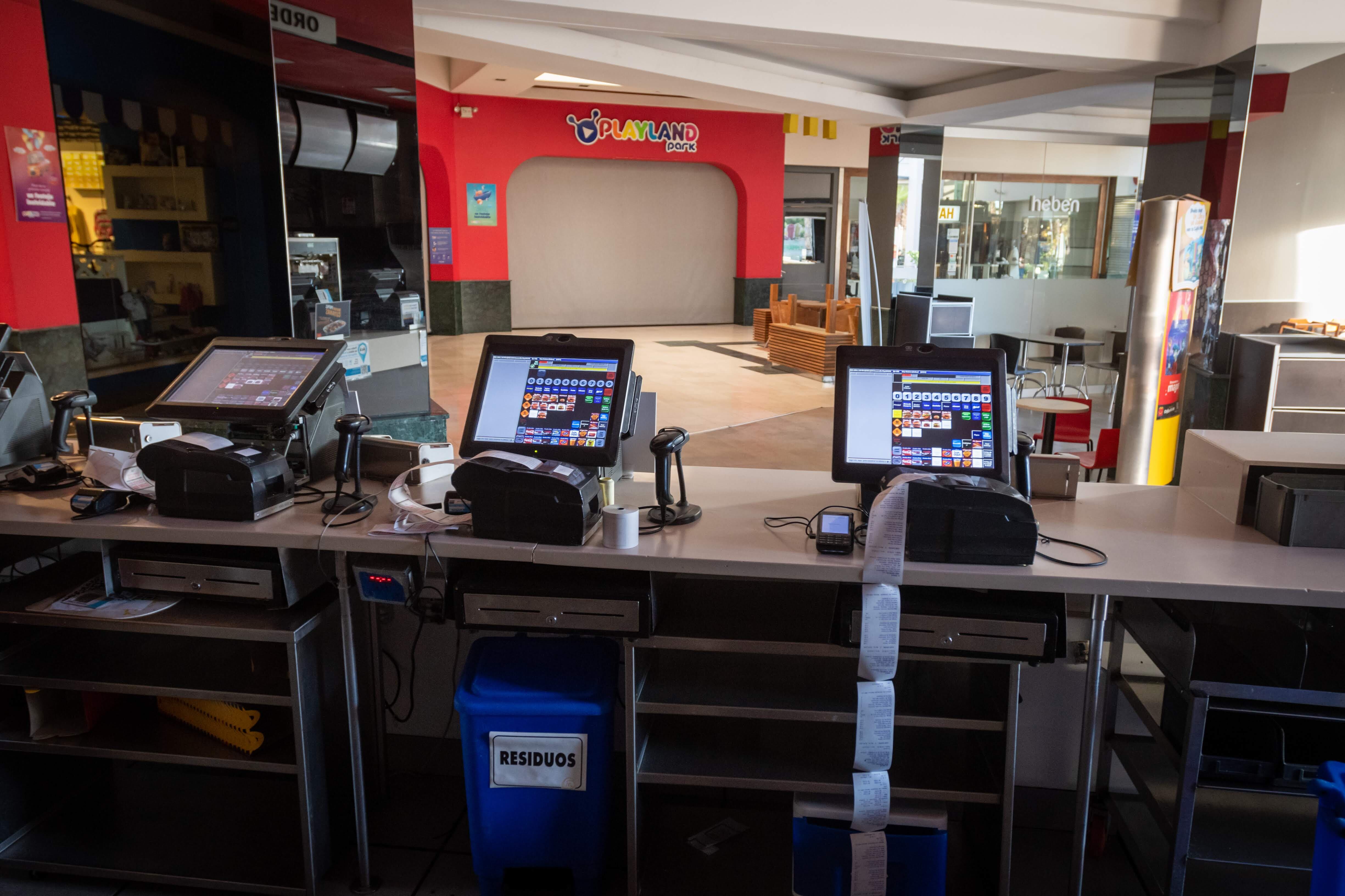 Mendoza, 15 de mayo de 2020 
Palmares Open Mall 
Los shoppings, cerrados y sin fecha de apertura.  Luego volvieron a funcionar con restricciones. 

Foto: Ignacio Blanco / Los Andes