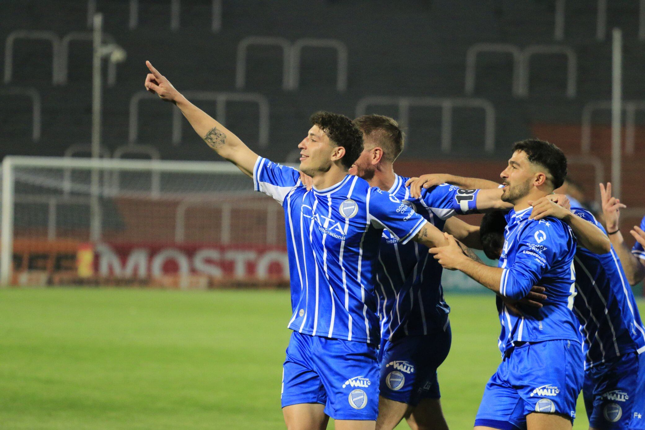 Golazo de tiro libre de Gonzalo Abrego para estampar el 1-0 de Godoy Cruz sobre Central Córdoba. / Gentileza: Prensa GC.