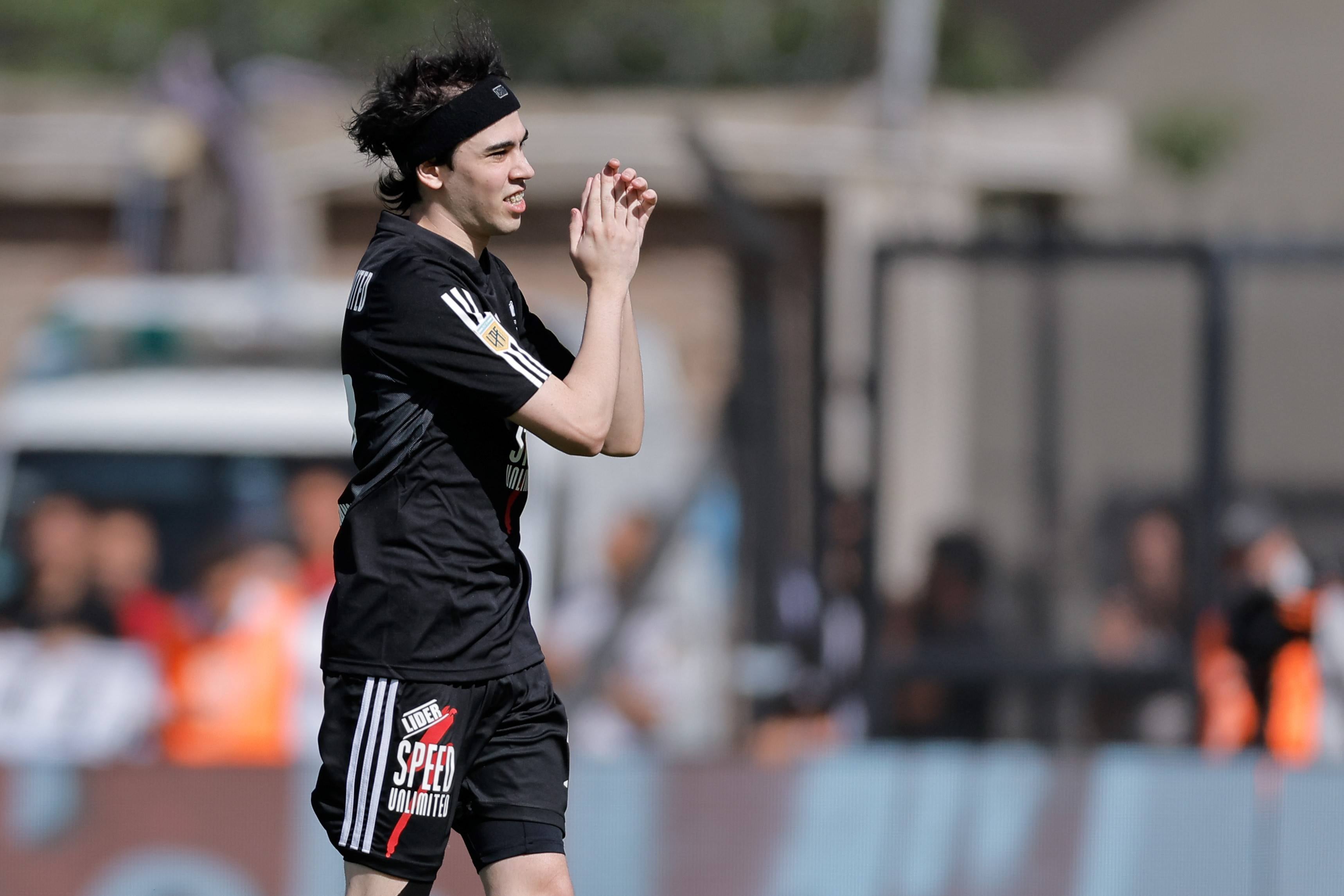 El streamer Iván Buhajeruk, conocido como Spreen, debutó el 11 de noviembre de 2024 en la Primera División de Argentina con la camiseta de Deportivo Riestra.