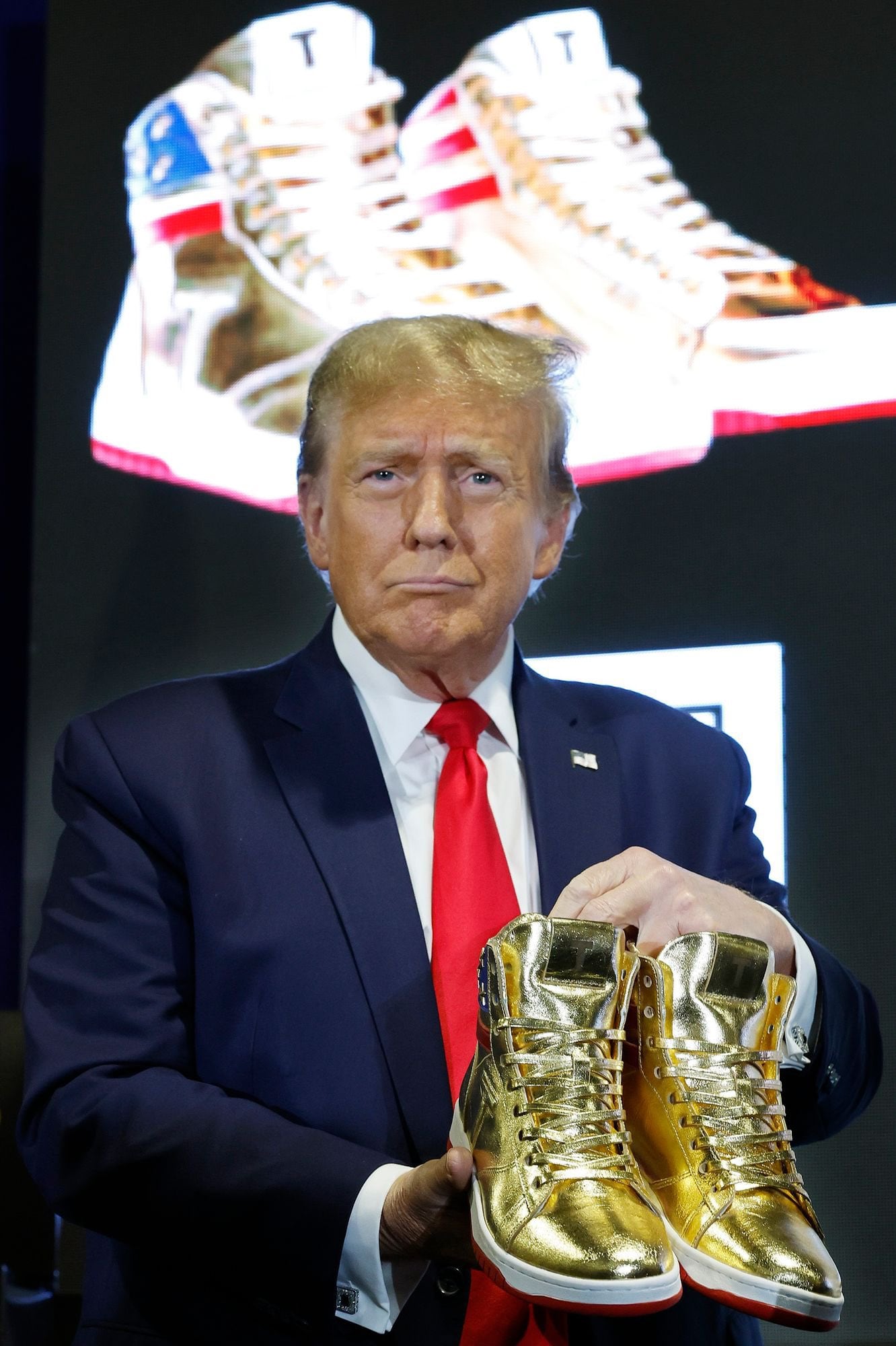 Tras ser multado a pagar US$ 355 millones, Trump lanzó su edición limitada de zapatillas: “Never Surrender”