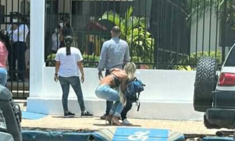 Una mujer fue a buscar a su hijo a la escuela con ropa de playa y generó polémica.