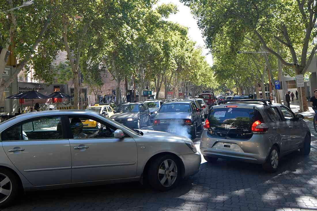 Caos vehicular en la Avenida San Martín, entre Zapata y San Lorenzo 



Foto: Orlando Pelichotti/ Los Andes