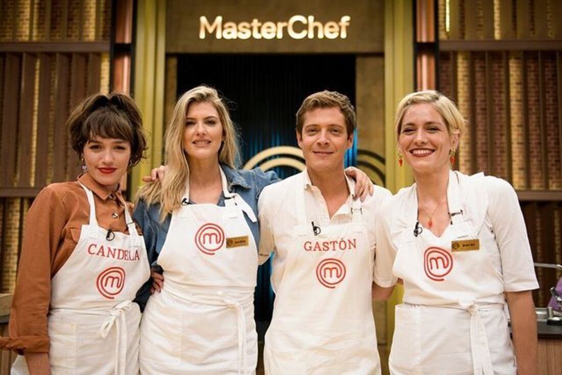 Gastón Dalmau, Rocío Igarzábal, Cande Vetrano y Mery del Cerro se reencontraron en "MasterChef". (Captura Youtube)