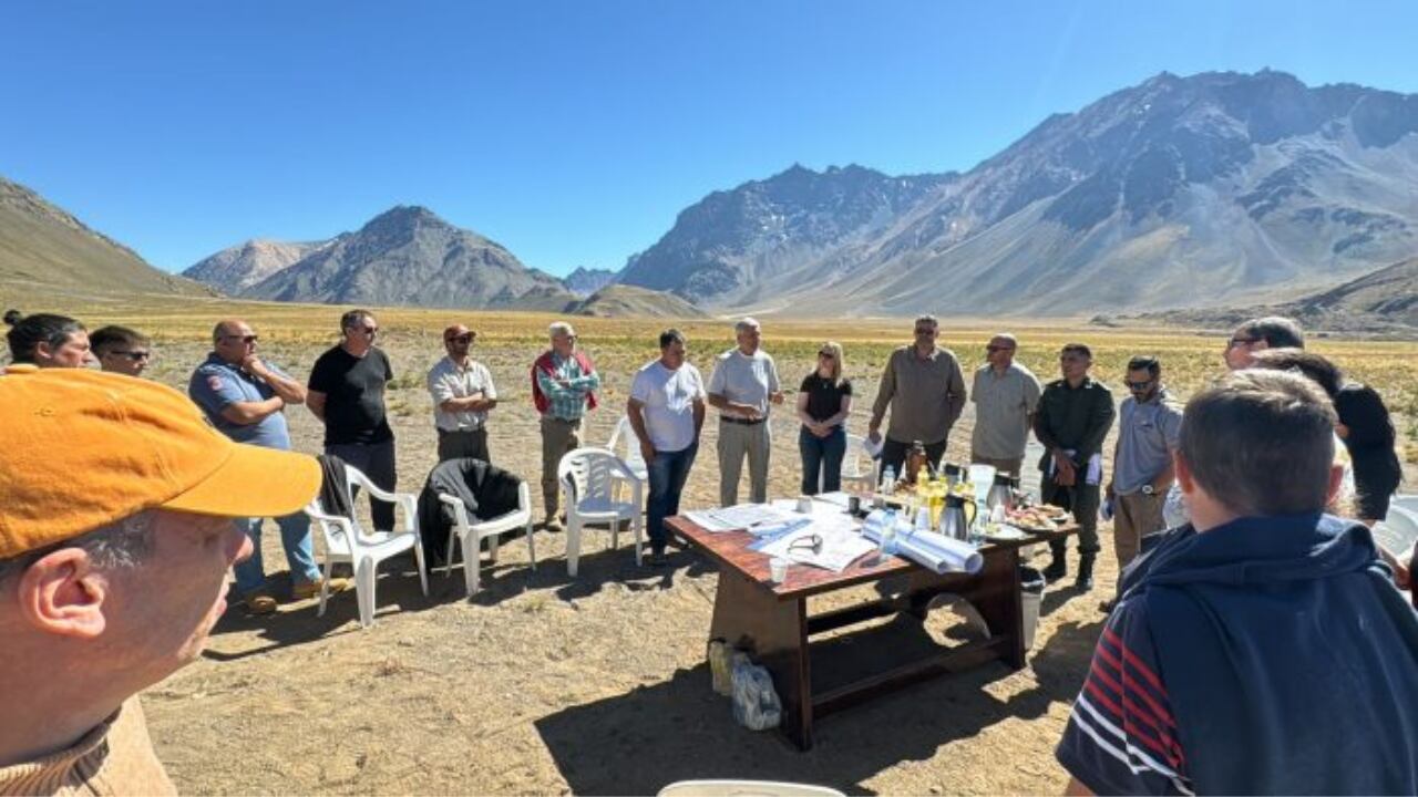 “Queremos abrir este camino para unir estos maravillosos valles de altura de Malargüe, darle una salida directa y rápida a Chile al Valle Las Leñas" expresó el titular de Vialidad. Foto: Gobierno de Mendoza