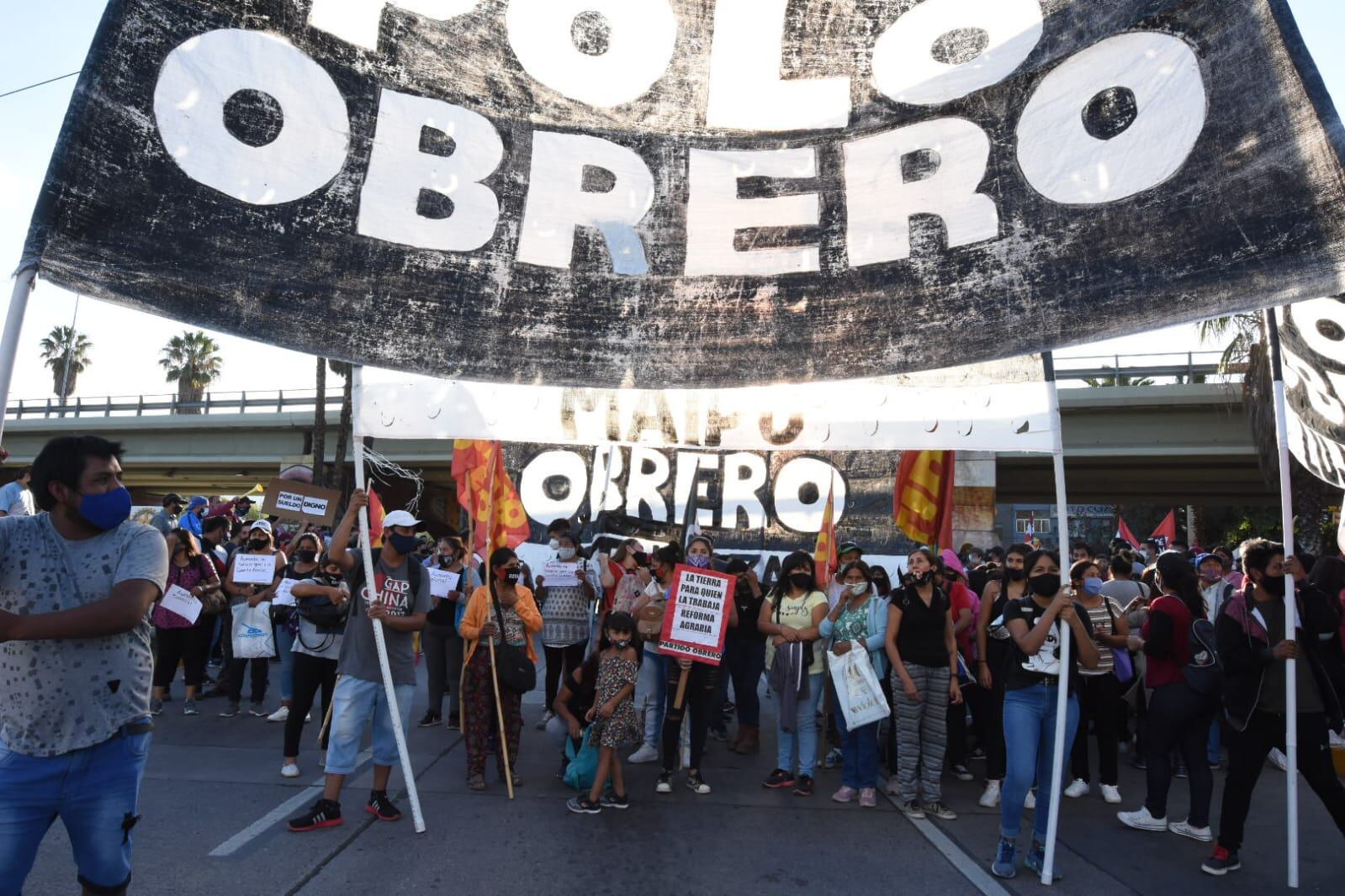 Continúa el paro de los trabajadores vitivinícolas autoconvocados. Pasadas las 18 s hicieron presentes en el nudo vial.