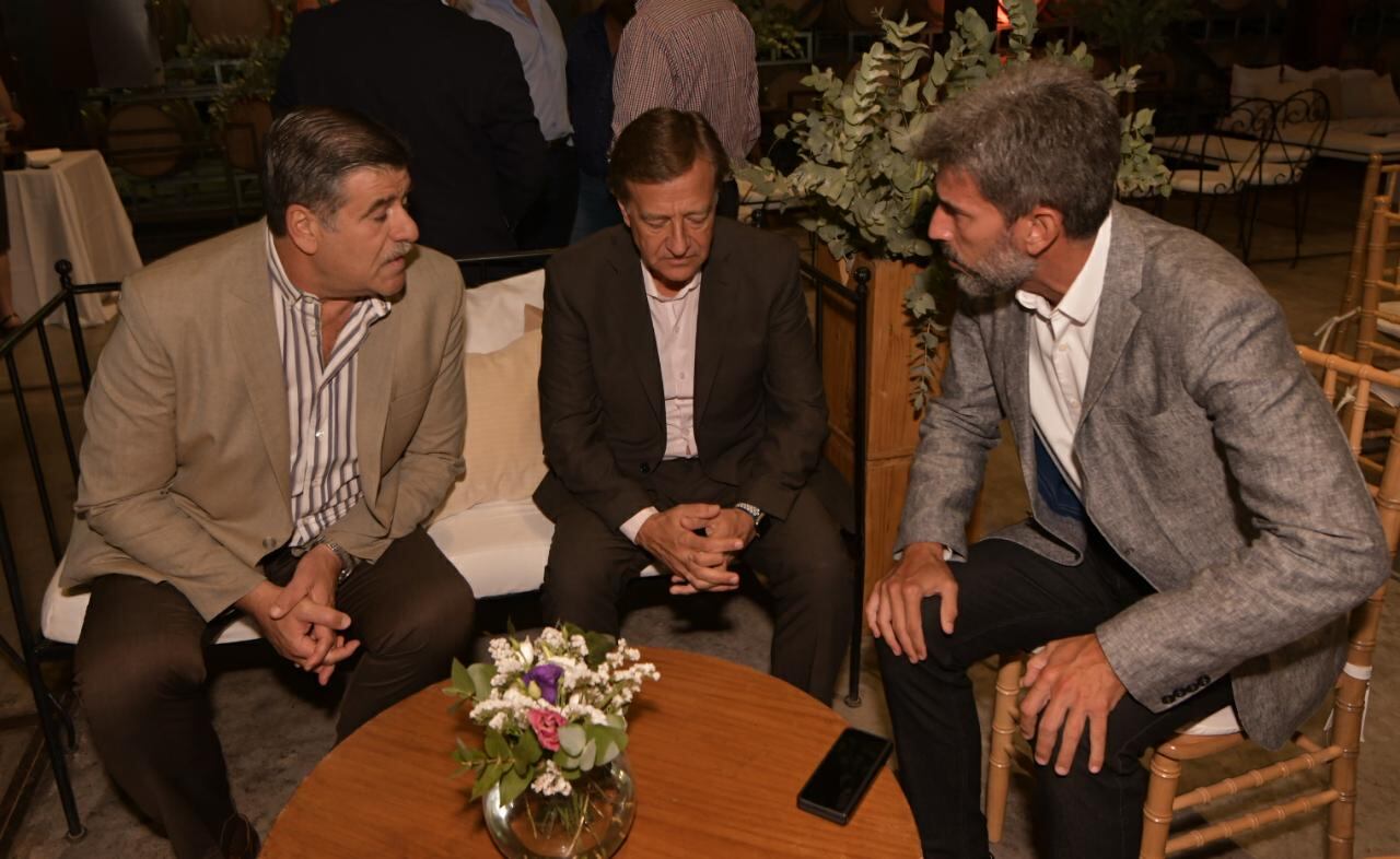 El gobernador Rodolfo Suárez habla con el vice Mario Abed y el intendente de la Ciudad, Ulpiano Suárez antes de que arranque la actividad con las candidatas vendímiales. Foto: Orlando Pelichotti / Los Andes