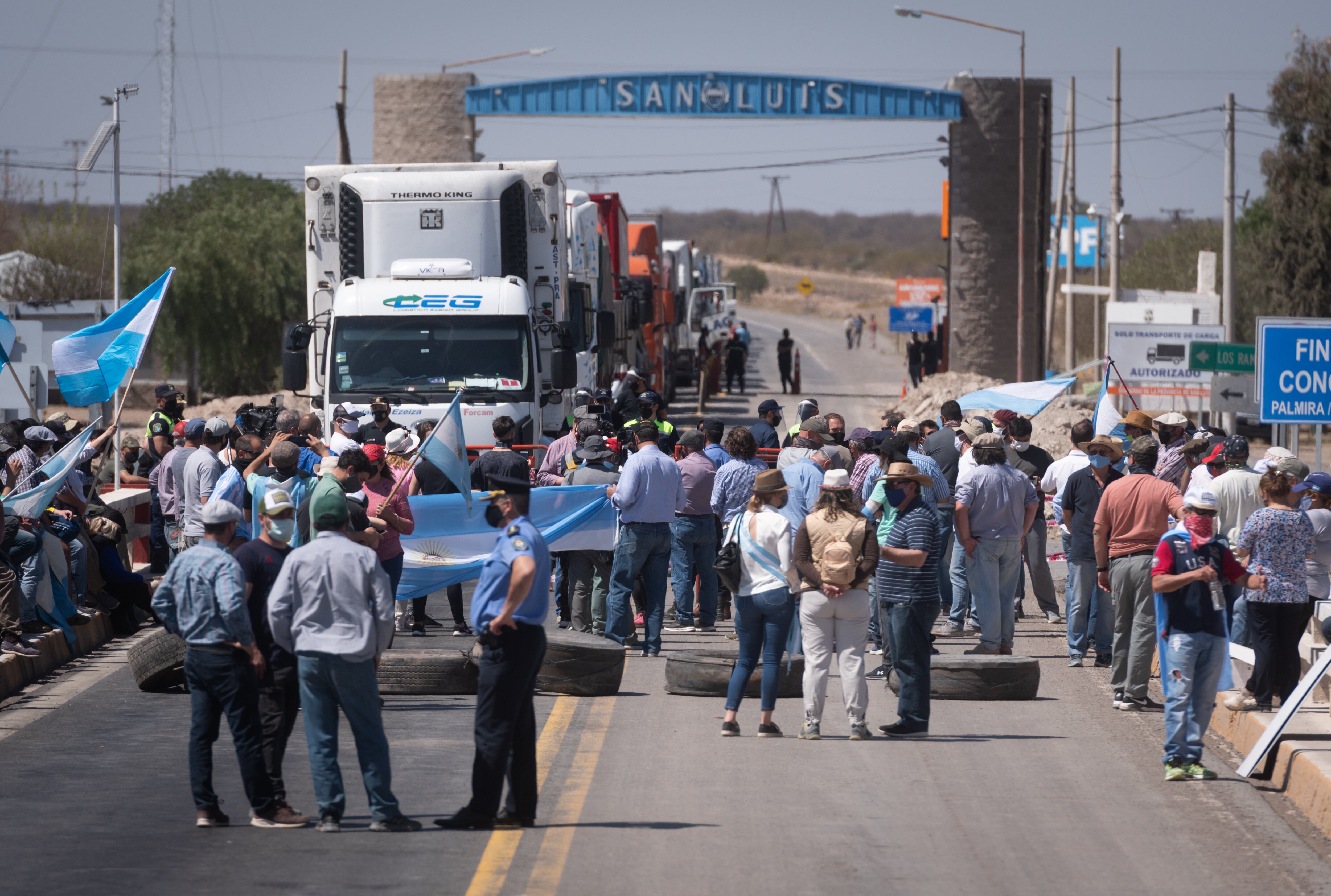 Un centenar de productores mendocinos llegaron pasado el mediodía y cortaron el ingreso a la vecina provincia por la Ruta Nacional 7.