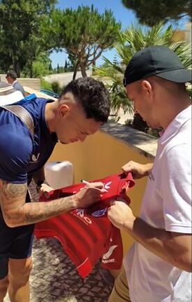 El momento en el que Ocampos le firma la camsieta