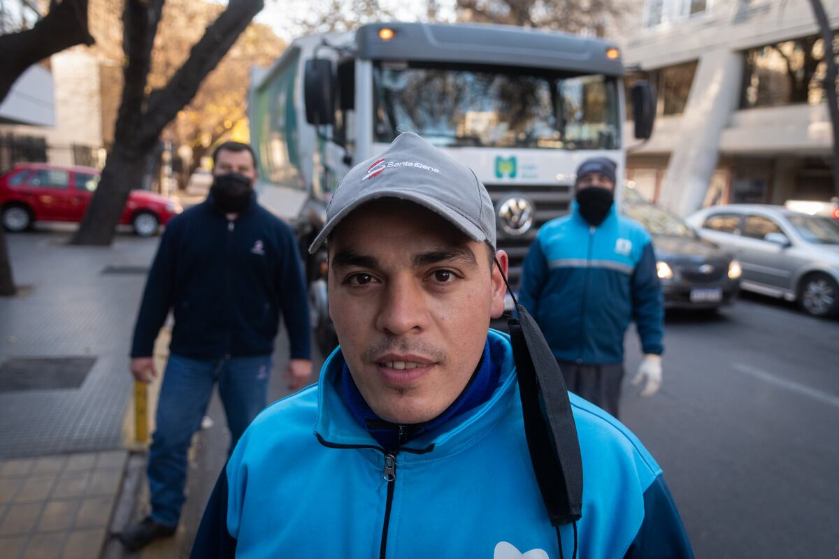 Diego Medina trabaja como recolector de residuos urbanos desde hace 12 años. Los días de mucho calor toma entre 3 y 4 litros de agua en casi 8 hora de trabajo. Foto: Ignacio Blanco / Los Andes. 