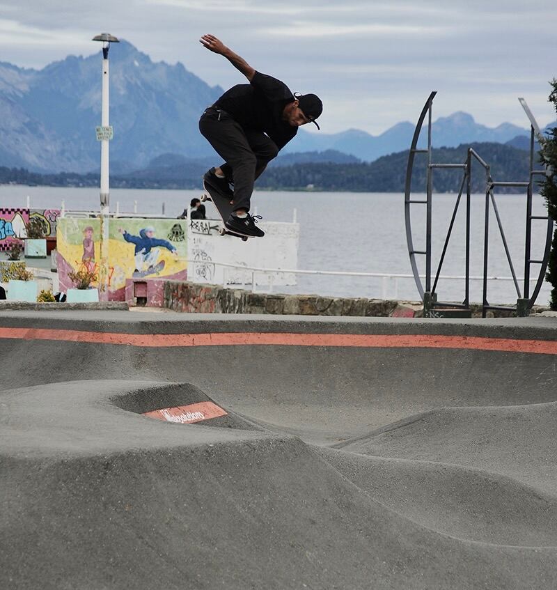 Vuela Sandro Moral, la estrella del team, en el skatepark de Bariloche, ubicado al lado del Nahuel Huapi. / Gentileza.