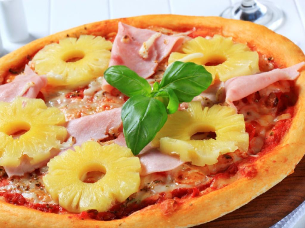 Pocas cosas polarizan tanto a los amantes del buen comer como la combinación de la típica pizza – masa, salsa y queso- con ananá o piña. 