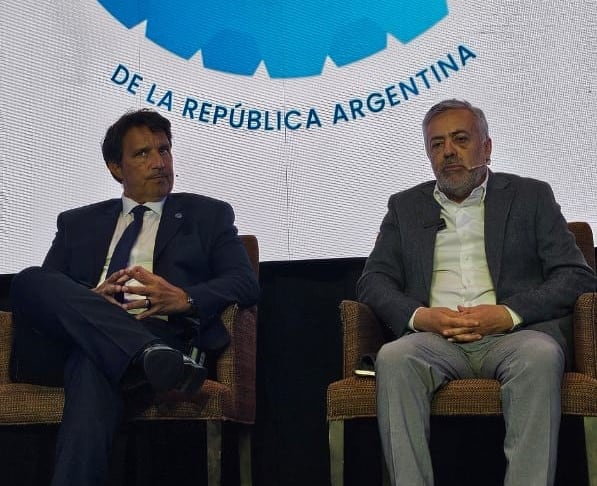 El presidente de Acara, Sebastián Beato, y el gobernador Alfredo Cornejo, en la convención regional Cuyo. Foto: Gentileza