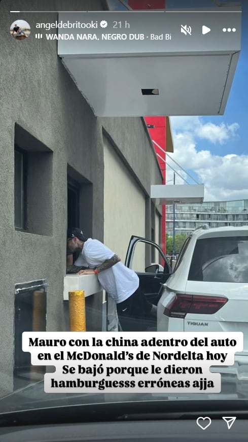 Mauro Icardi y a la China Suárez en un local de comida rápida.