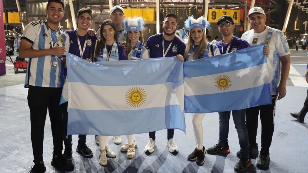 Son venezolanos y viajaron a Qatar para alentar a la Selección Argentina. (Gentileza: TN)