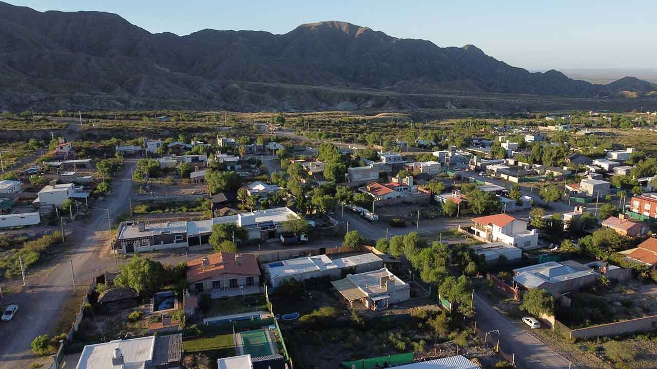 Construirán un acueducto para abastecer de agua potable a los barrios ubicados en la zona de El Challao, ya que al no tener agua los vecinos de la zona contratan camiones para tener agua.
Foto: José Gutierrez / Los Andes


