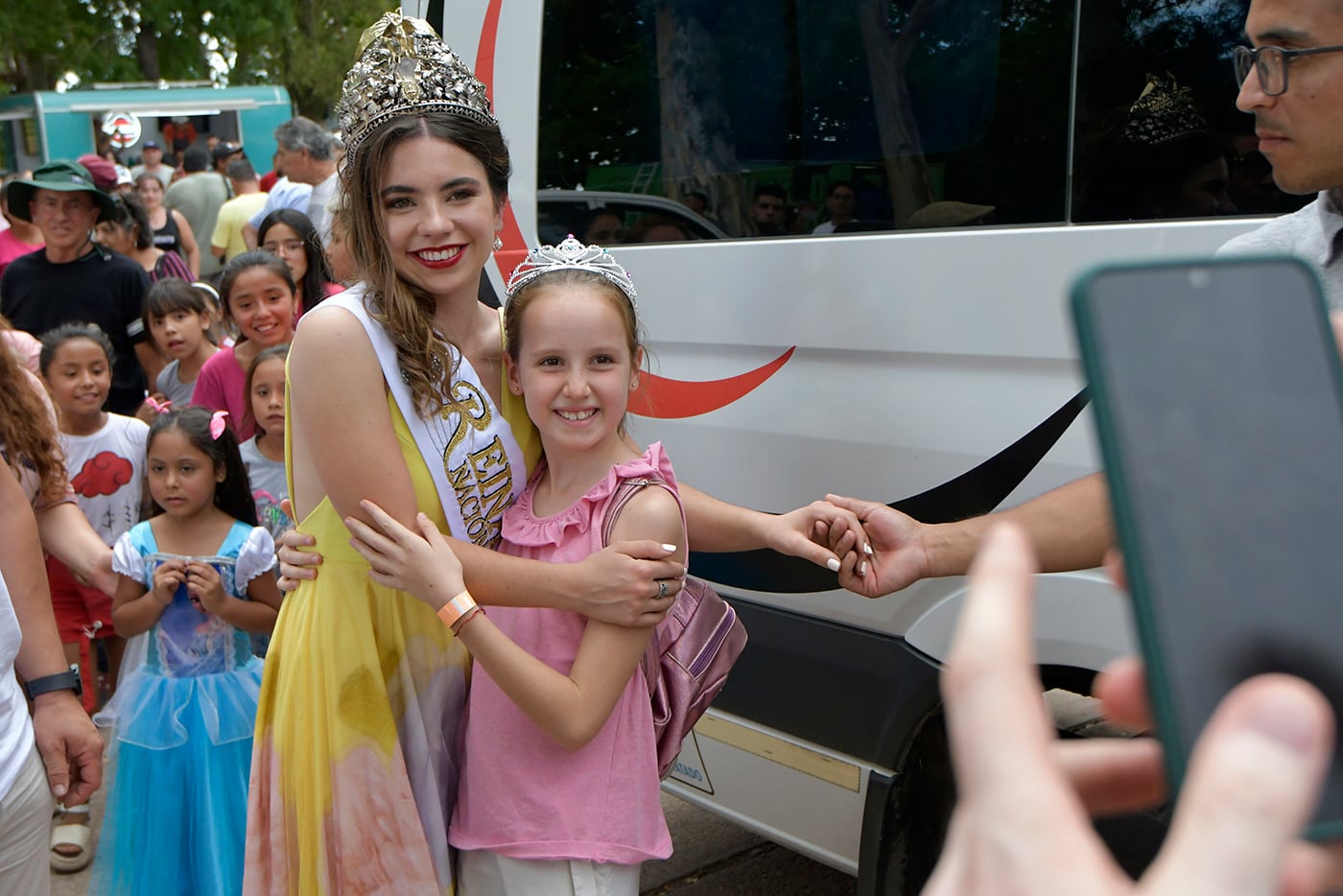 Piedra libre para la Reina Nacional de la Vendimia, Ana Laura Verde, que no pudo negarse a esa foto, a la salida del Hipódromo Provincial. Foto : Orlando Pelichotti