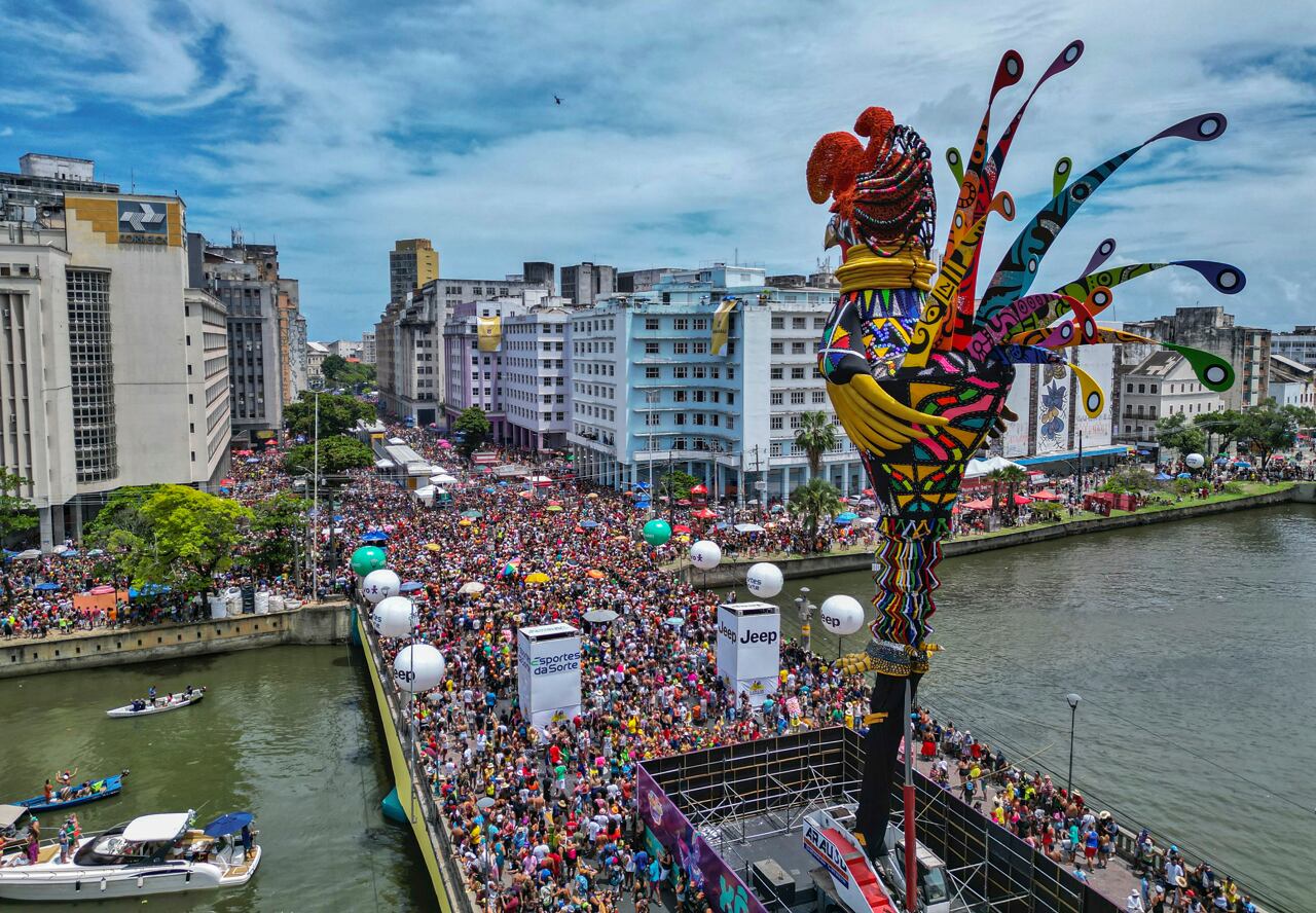 La tradicional comparsa callejera "Galo da Madrugada" en un desfile de carnaval en Recife Foto: EFE