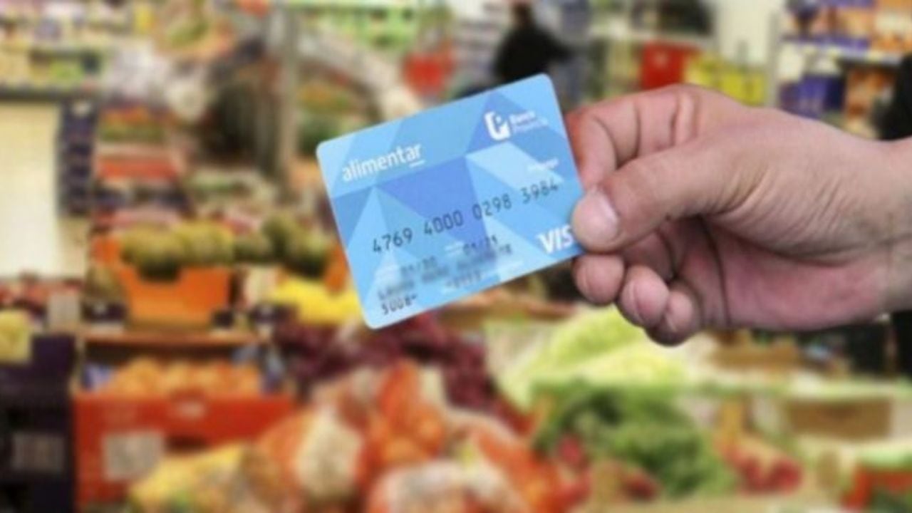 Un grupo de los beneficiarios de la Tarjeta Alimentar cobrará $91.000. 