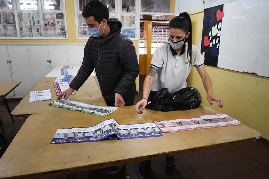 En la escuela Leandro Alem de Guaymallén comienzan a preparar el cuarto oscuro para las respectivas elecciones.
Foto José Gutierrez