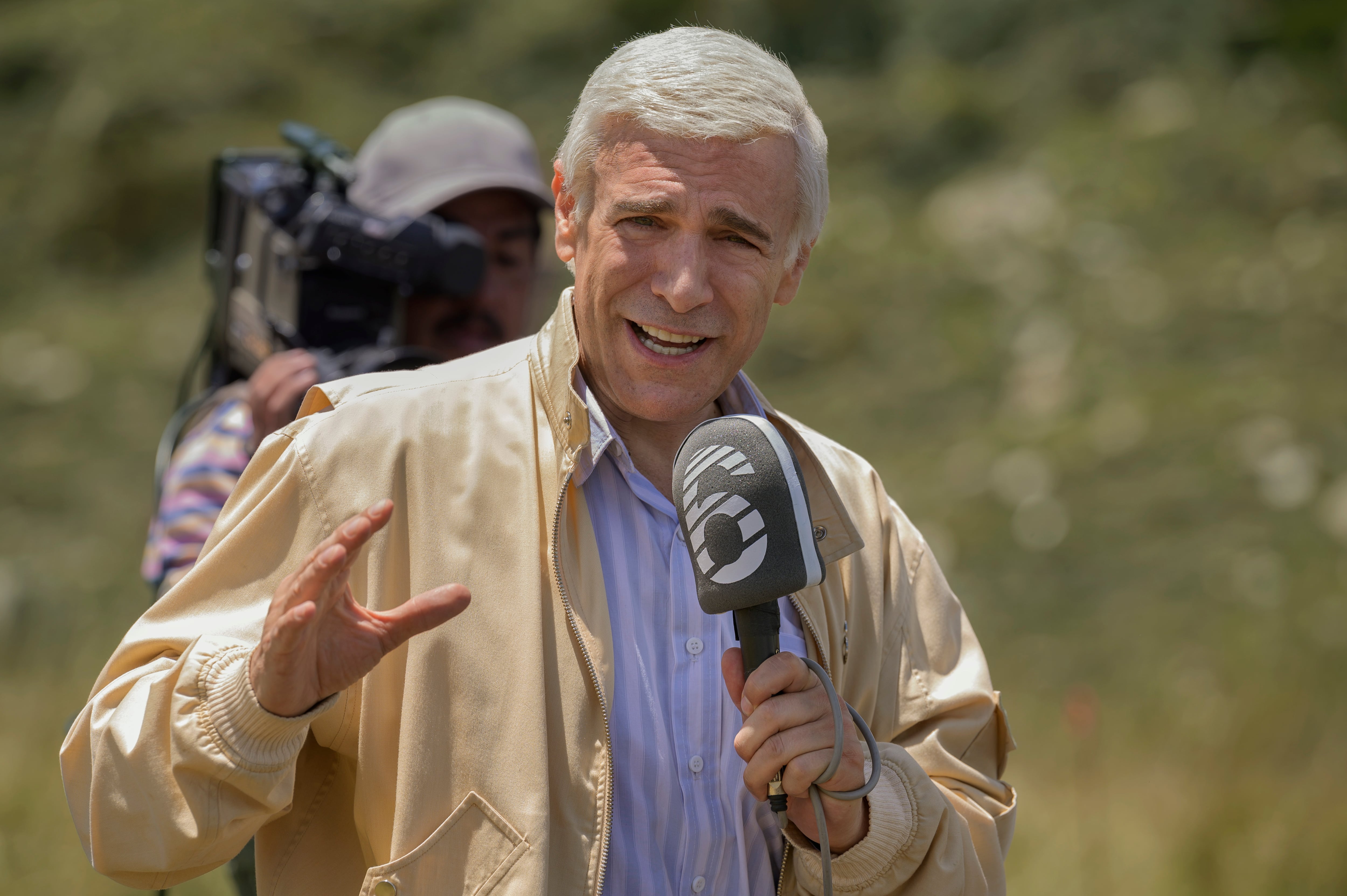 El Hombre Que Amaba Los Platos Voladores. Leo Sbaraglia como José Zer Cr. Federico Romero / Netflix ©2024