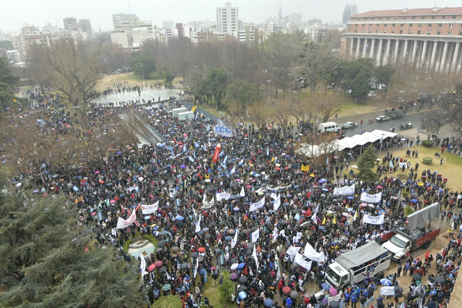 El acto multitudinario en la explanada de Casa de Gobierno. (Orlando Pelichotti / Los Andes)