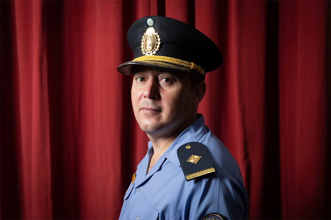 Día del Trabajador
Pequeñas historias de mendocinos que incluso trabajan el feriado 1 de mayo.
Subcomisario de la Policia de Mendoza, Cristian Moyano.

Foto: Ignacio Blanco / Los Andes 