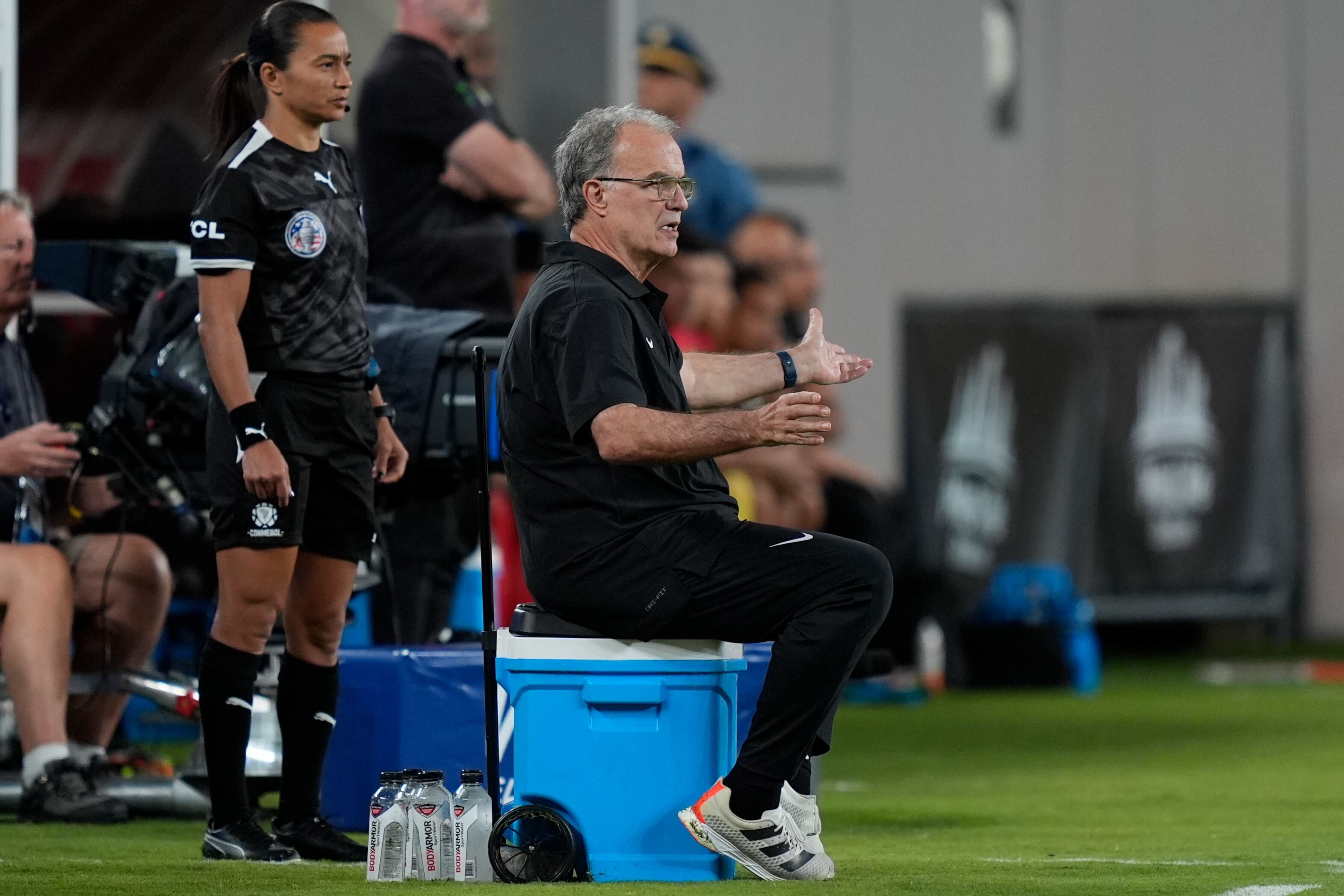 El técnico de Uruguay Marcelo Bielsa durante el partido contra Bolivia por el Grupo C de la Copa América, el domingo 23 de junio de 2024, en East Rutherford, Nueva Jersey, el jueves 27 de junio de 2024. (AP Foto/Julia Nikhinson)