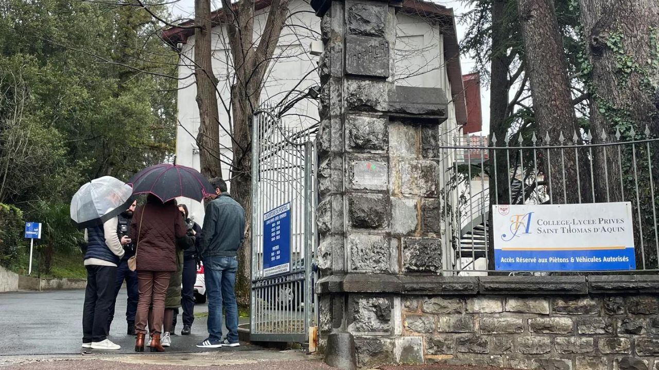 La escuela donde ocurrió el ataque del estudiante de 16 años a su profesora. Foto: EFE