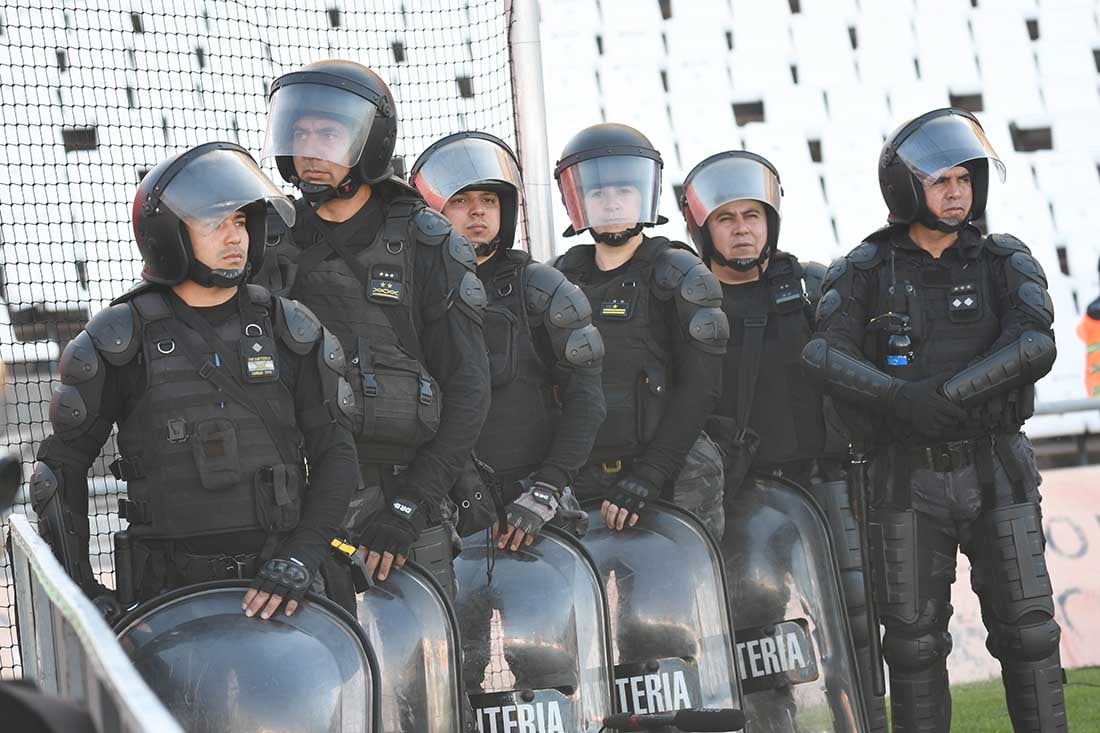 Efectivos de la policia de Mendoza controlando la seguridad dentro del estadio. Foto: José Gutierrez.