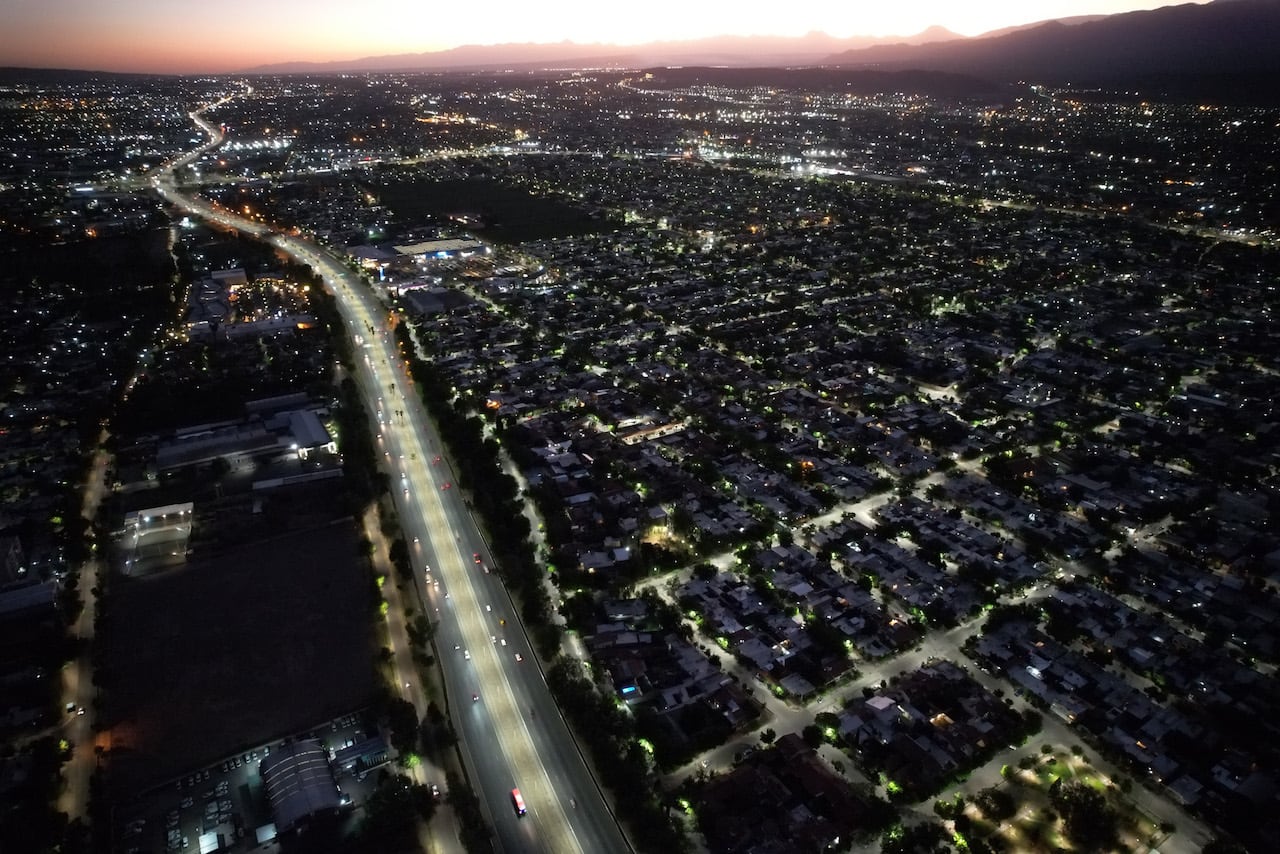 Así se ven los accesos Este y Sur con nueva iluminación led colocada por Vialidad Provincial. Foto: Prensa Vialidad de Mendoza