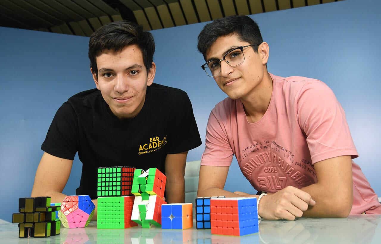 Jonathan Aroma y Gabriel Calderón son integrantes del Club Cuberos de Mendoza que se dedican a armar cubos Rubik. Foto: Marcelo Rolland / Los Andes