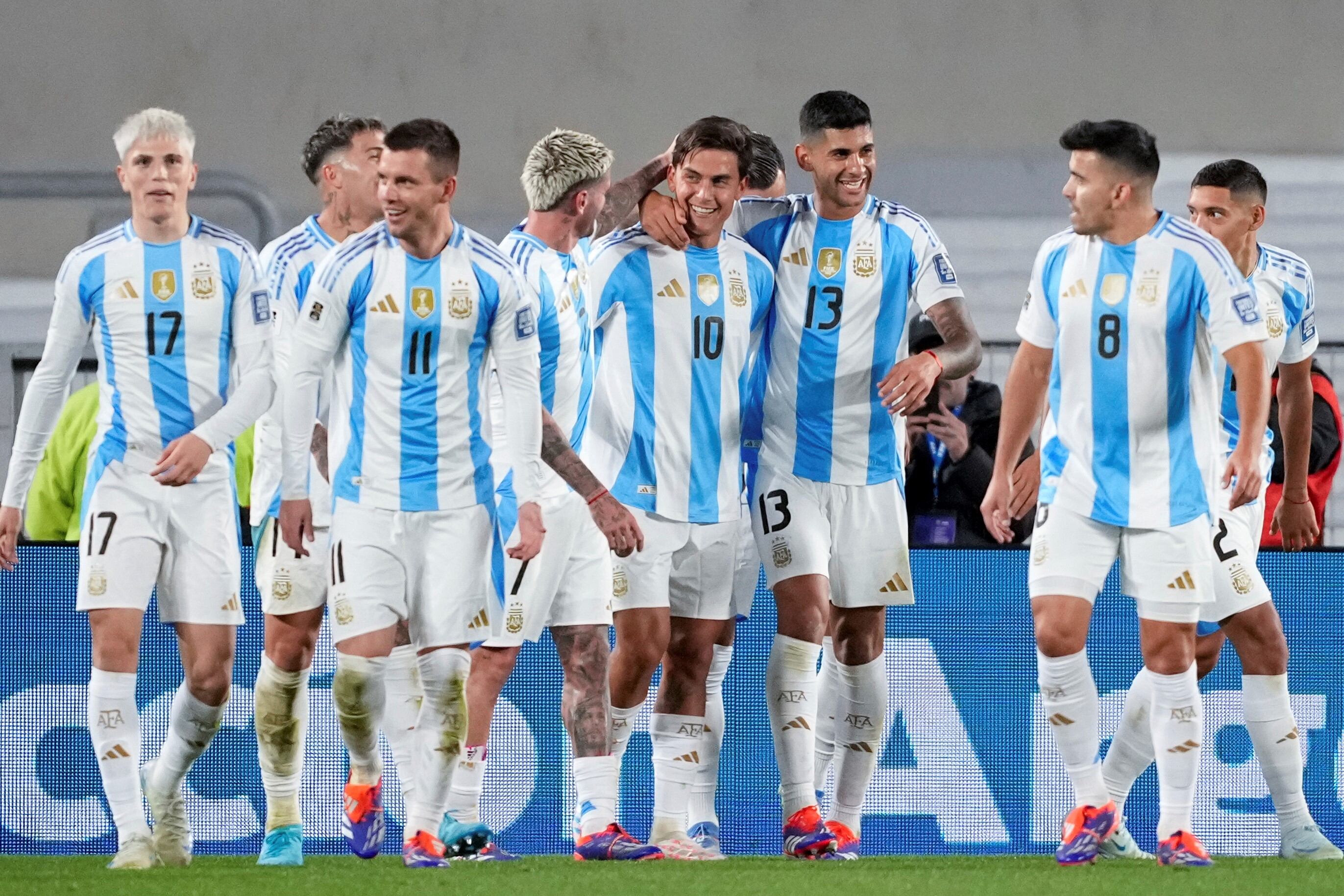 Paulo Dybala celebra con sus compañeros. Volvió a la selección, anotó el 3-0 y Argentina sigue firme en las eliminatorias. (AP)