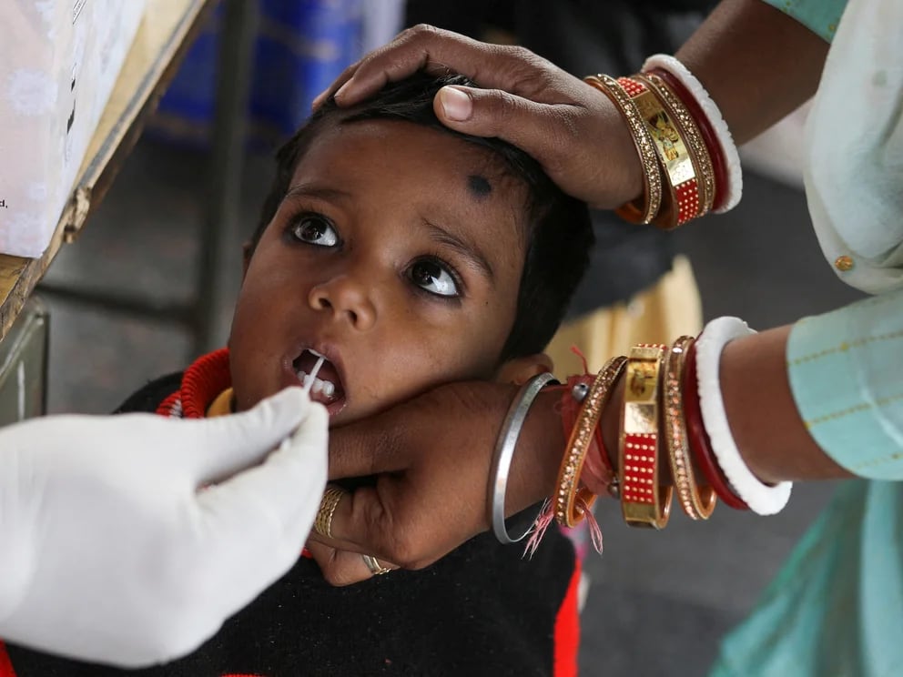 Imagen de referencia de un niño siendo revisado por un médico. Foto: Web