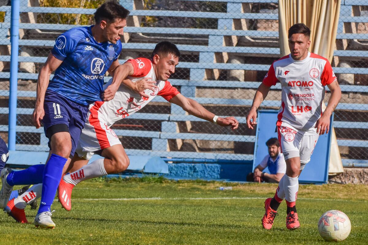 Torneo Federal A: Huracán Las Heras necesita levantar. / Mariana Villa 