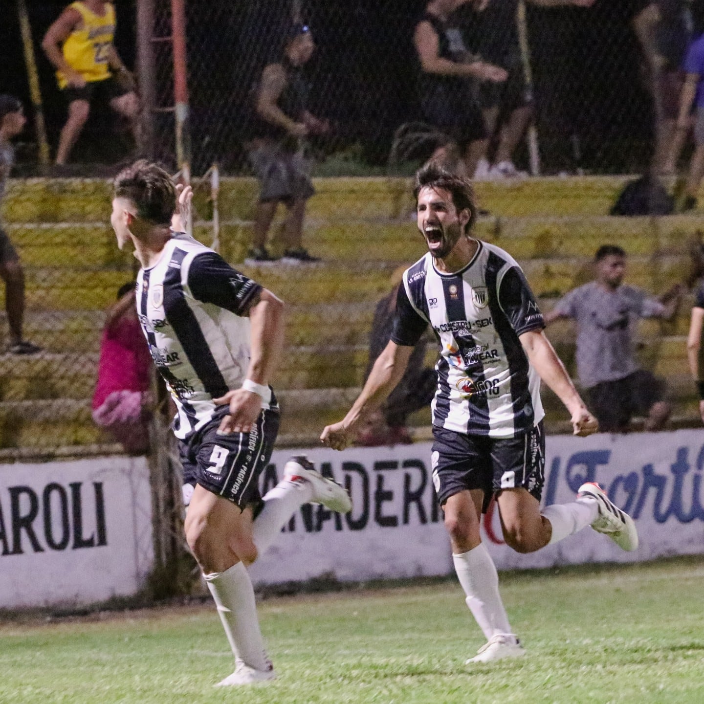 Estigarribia y López en el festejo del 1 a 0 de Pacífico ante Huracán. @fmpehuenche
