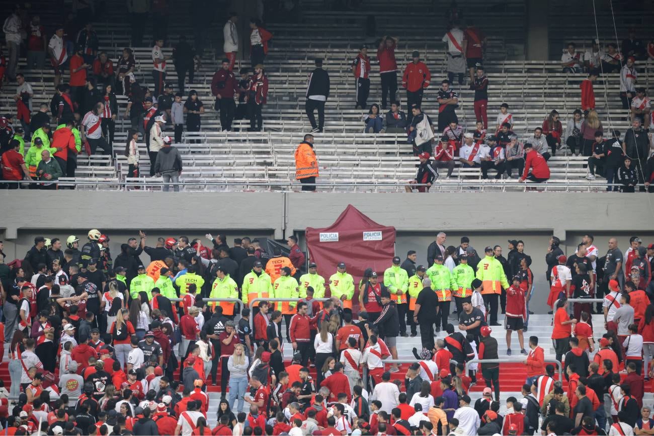 Tragedia en el Monumental: un hincha millonario falleció durante el partido entre River y Defensa. (Fotobaires)