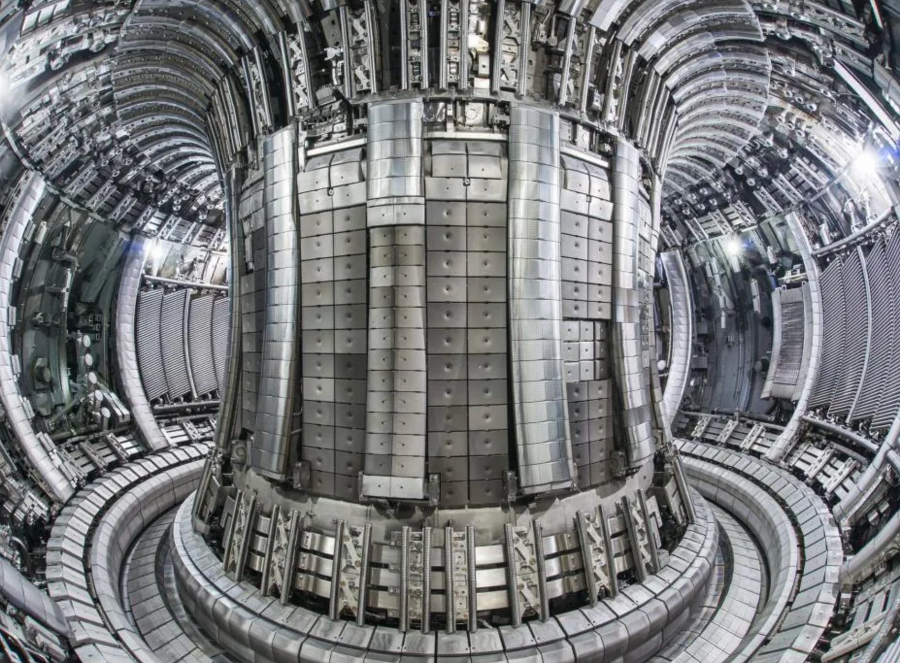 Vista del interior del tokamak JET.