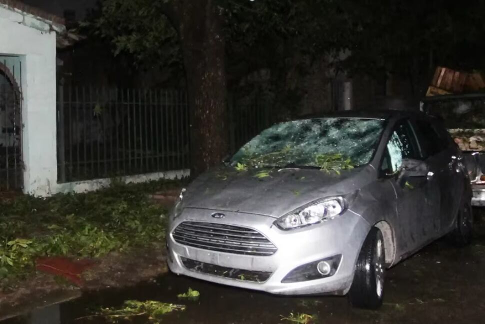 Autos dañados en Villa Mercedes tras la caída de granizo.